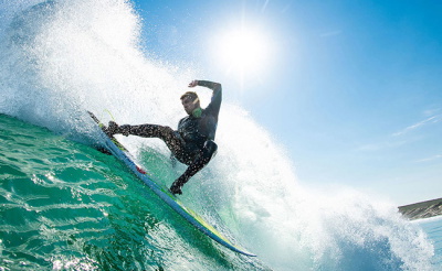 surfista che controlla la vestibilità della muta