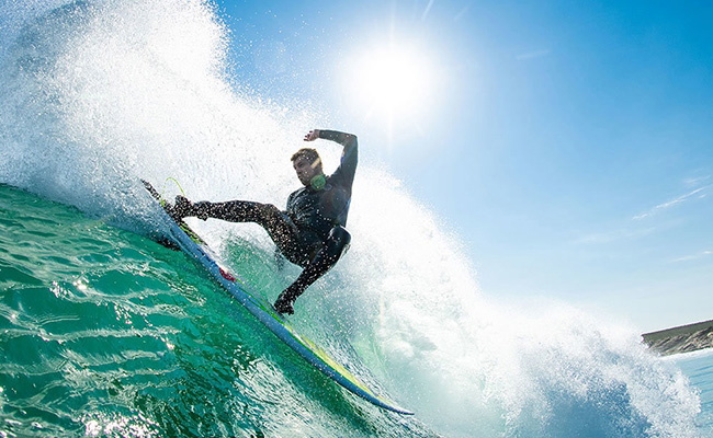 surfista che controlla la vestibilità della muta