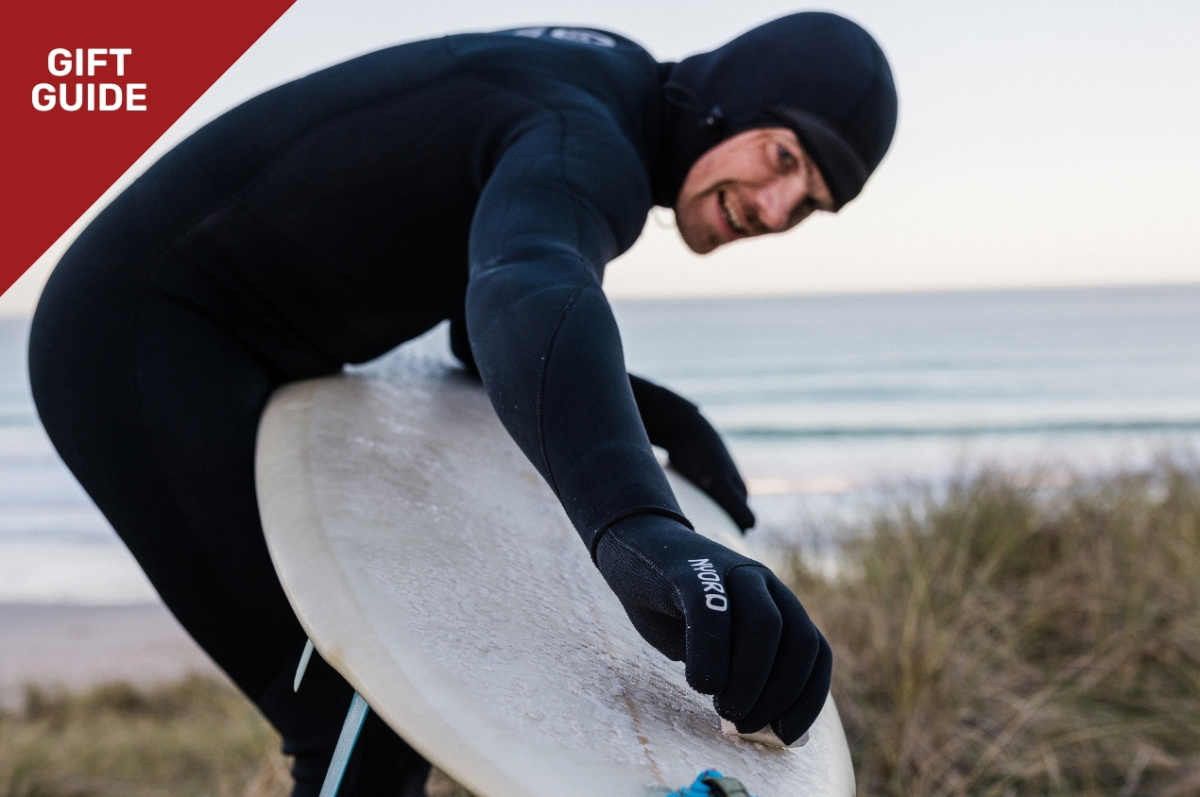 Accessori in neoprene disposti come idee regalo per surfisti