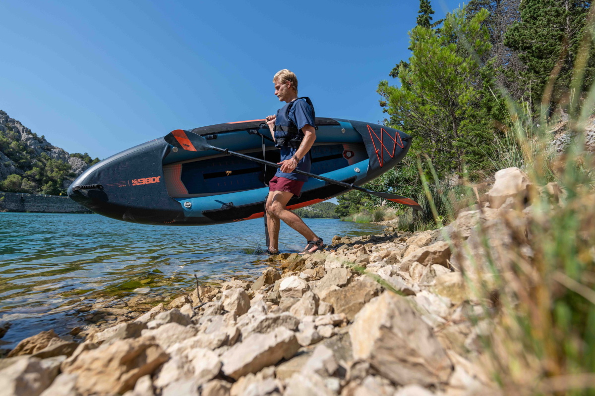 Kayak gonfiabile su acqua piatta