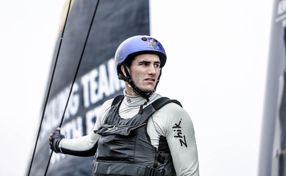 Velista con il casco