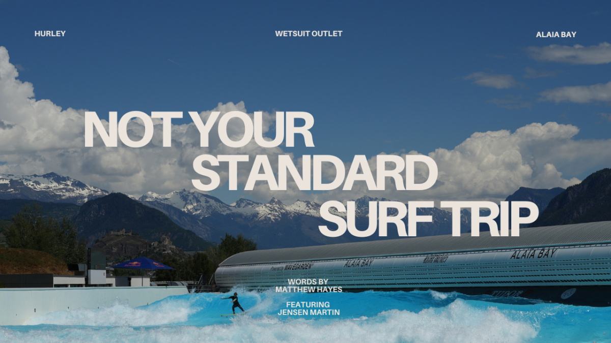 Surfista su un'onda della wave pool di Alaïa Bay, ai piedi delle Alpi svizzere innevate