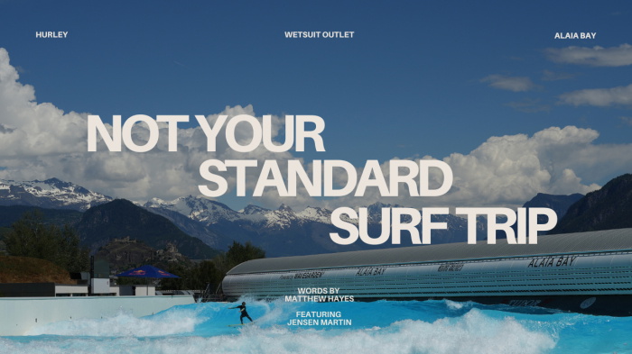 Surfista su un'onda della wave pool di Alaïa Bay, ai piedi delle Alpi svizzere innevate