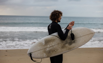 Surfista con una muta Nyord