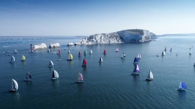 Barche a vela in regata intorno all'Isle of Wight nella Round The Island Race