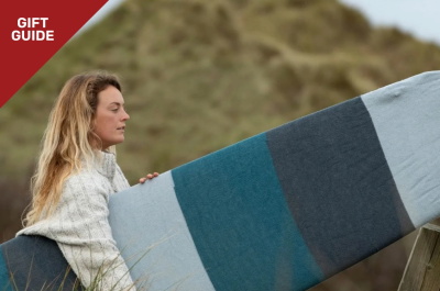 Guida ai regali Northcore per surfisti - poncho cambio, sacca per tavola e KeyPod