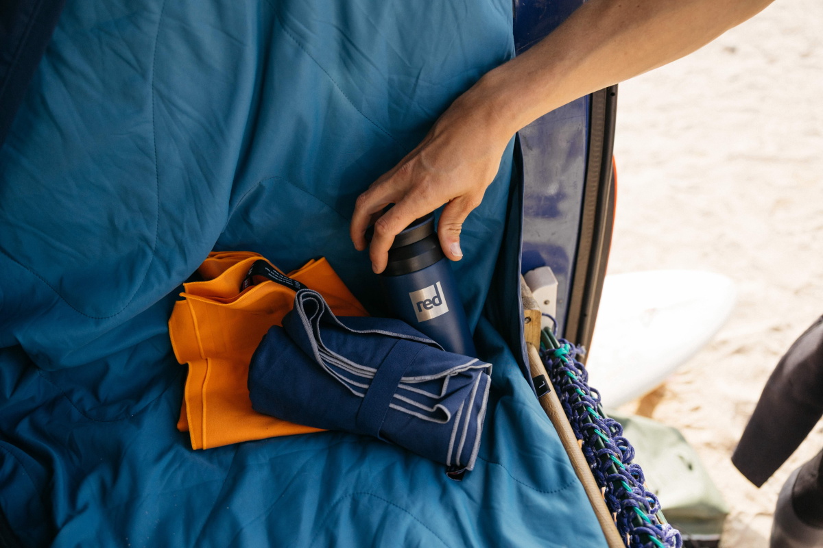 Poncho cambio, asciugamano Adventure e borraccia termica Red Equipment della collezione primavera