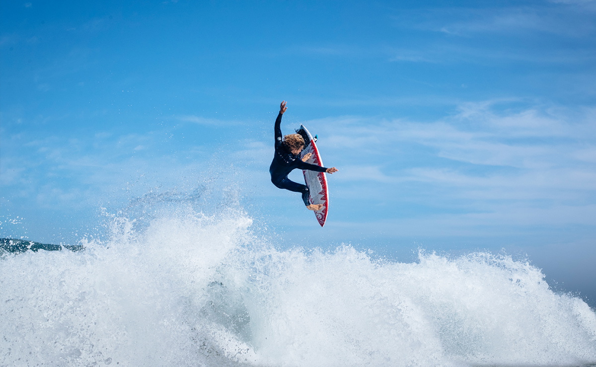 Surfista con la muta Rip Curl Dawn Patrol Warmth