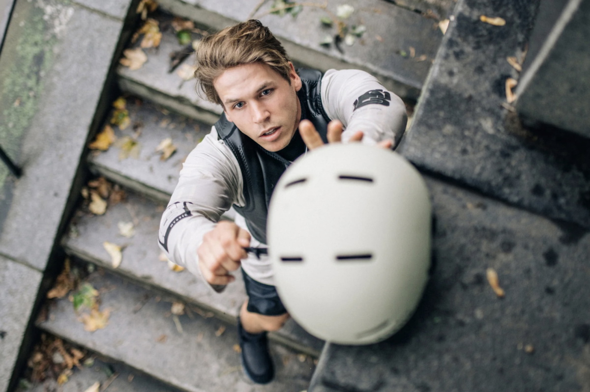 Surfista con un casco per sport acquatici Mystic Legacy