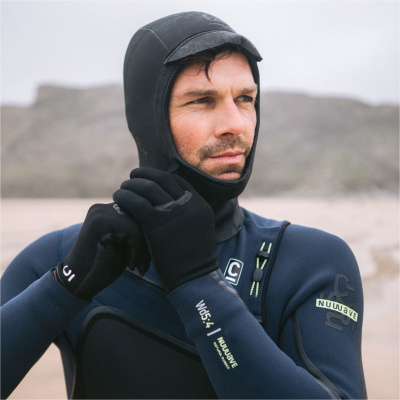 C-Skins NuWave Neoprenanzug aus Naturkautschuk beim Surfen im kalten Wasser