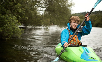 Ragazzo in kayak con attrezzatura estiva Yak