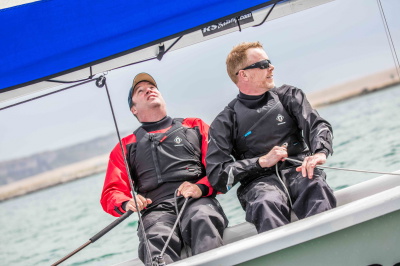Velista con la muta stagna Crewsaver Atacama Sport+ in acqua