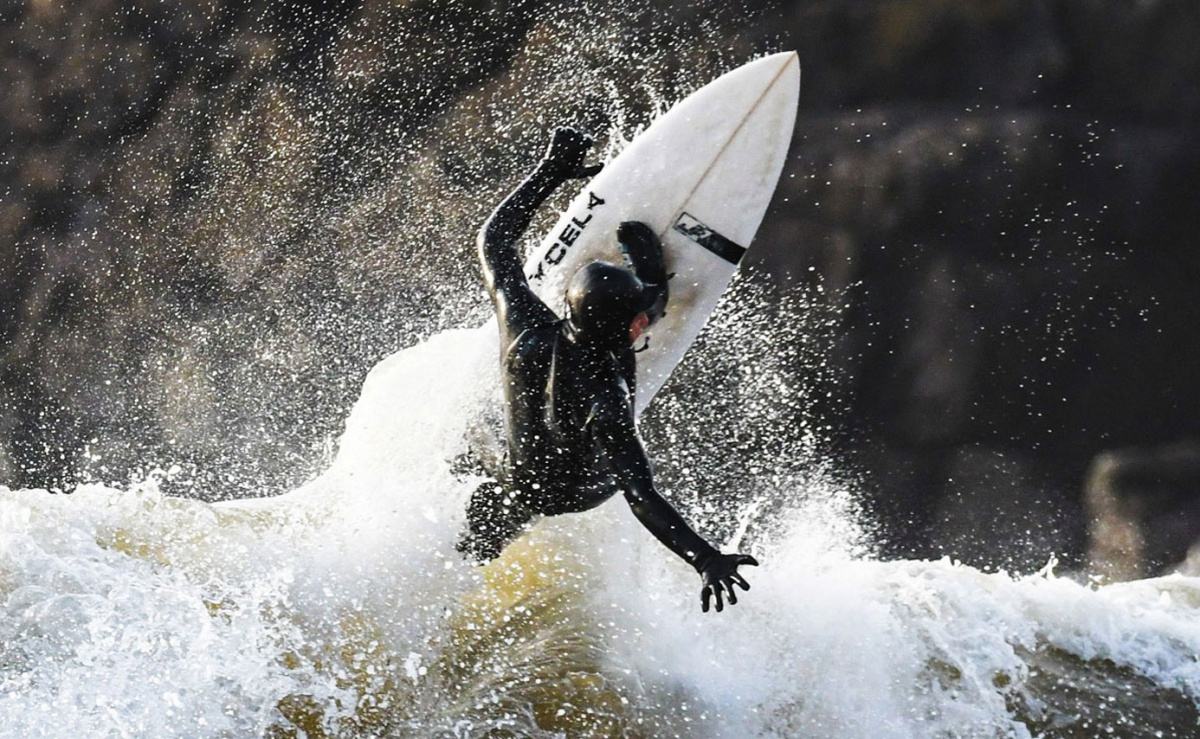 Surfista con una calda muta Billabong