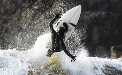 Surfista con una calda muta Billabong