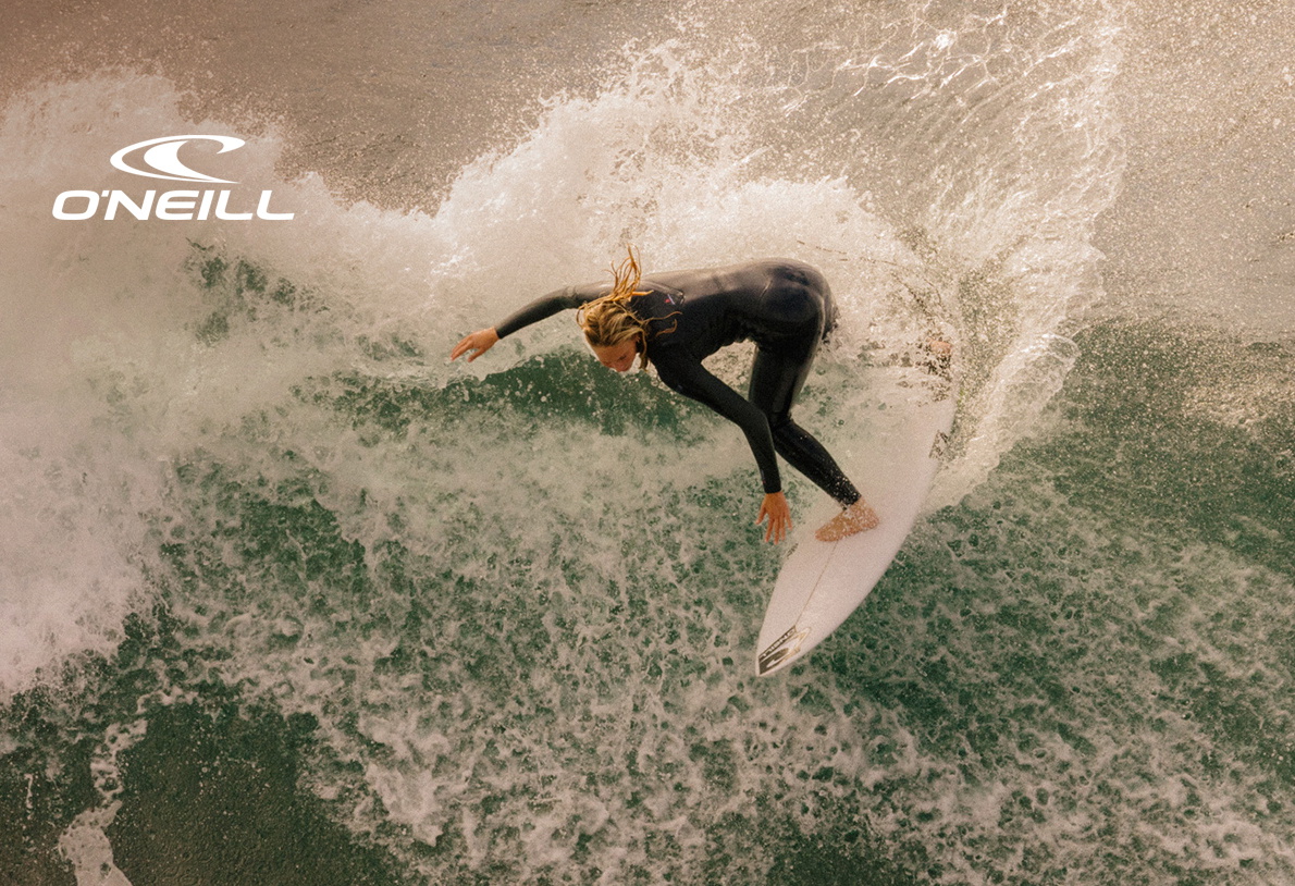 Surfista con una muta O'Neill in acqua