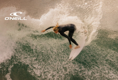 Surfista con una muta O'Neill in acqua